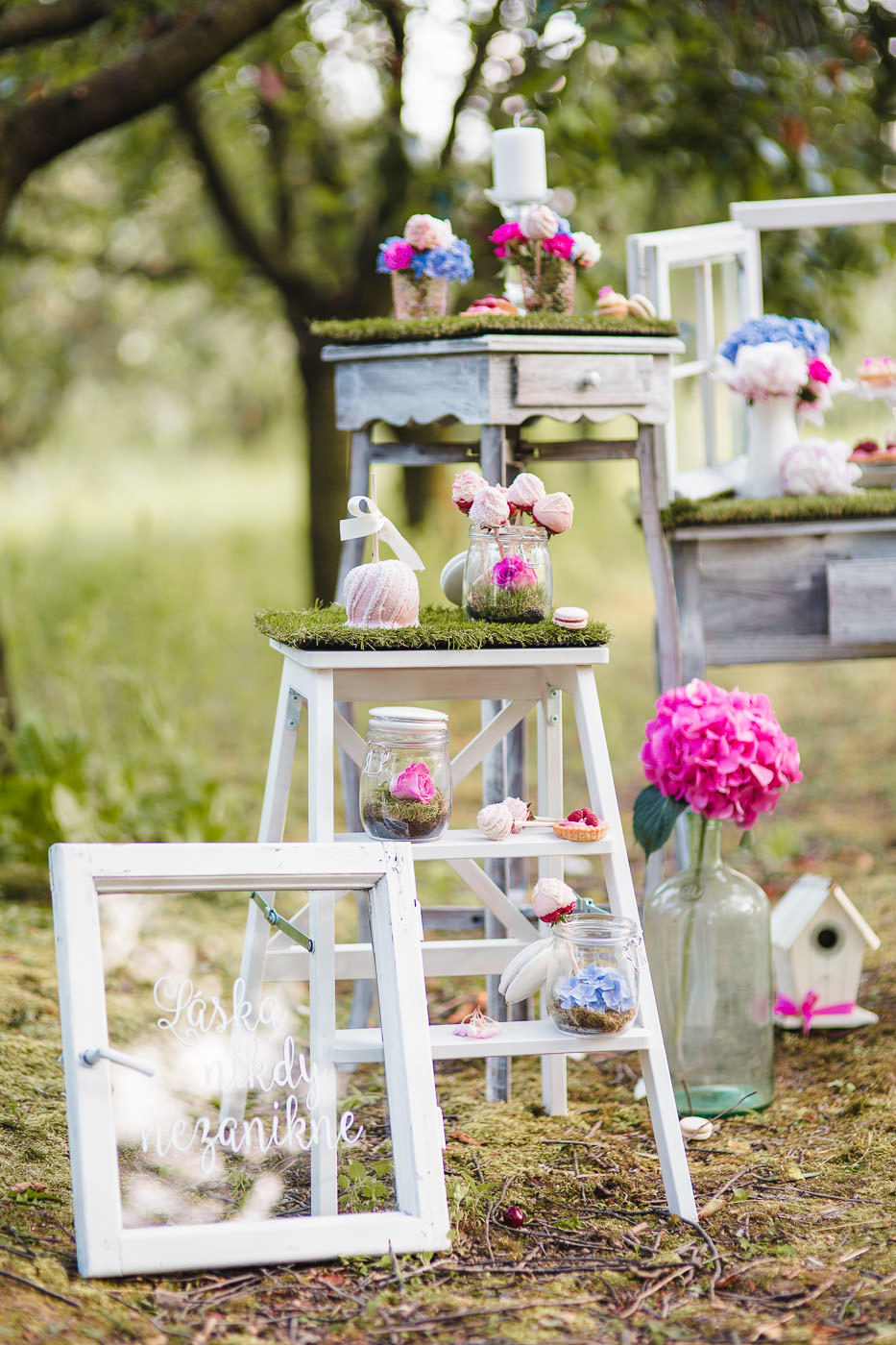 Susan&Sis decor – svadobna vyzdoba, dekorovanie- krasne jarne fotenie v sade – ruzovy candybar, ruze, romanticka vyzdoba