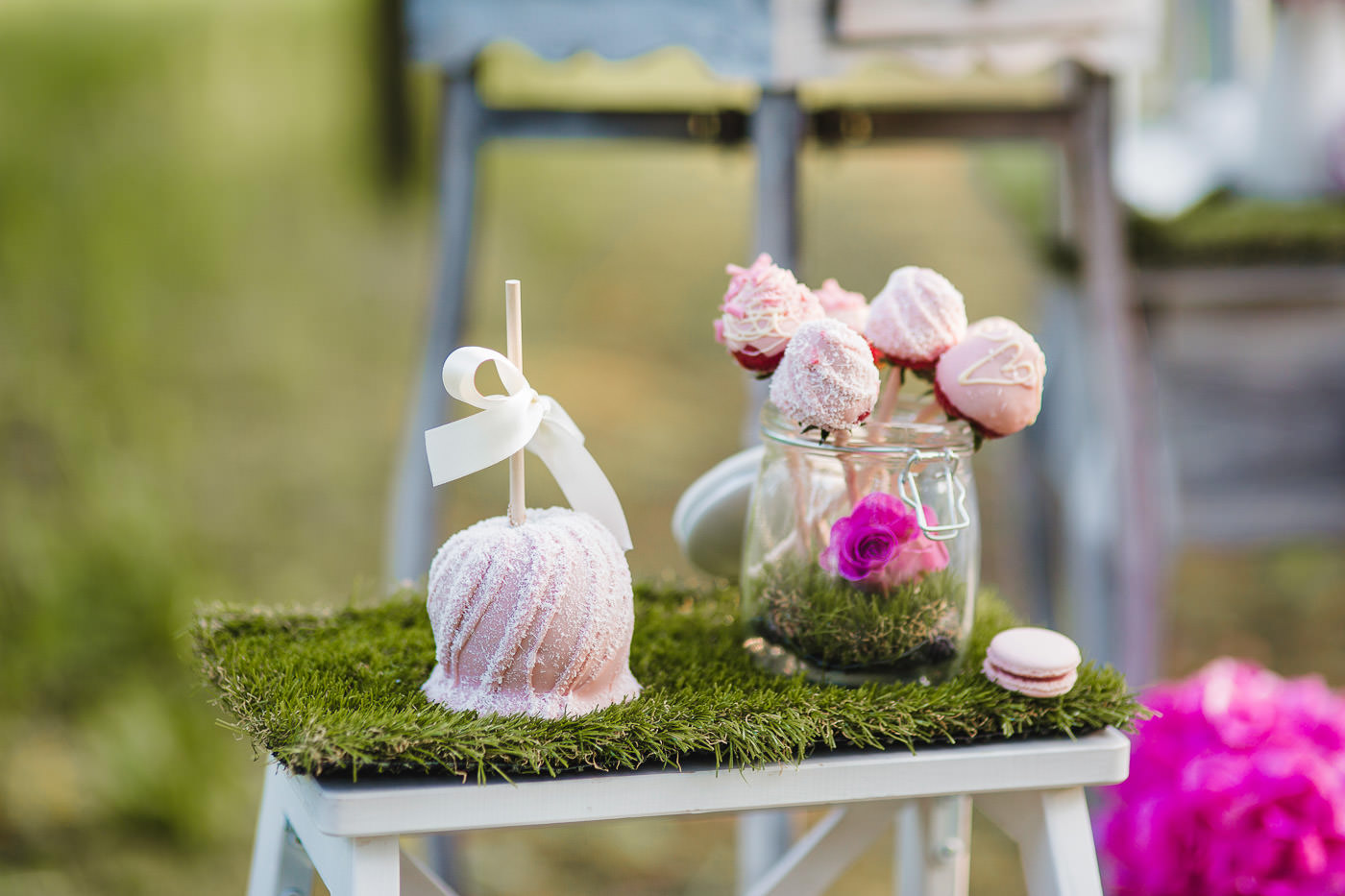 Susan&Sis decor – svadobna vyzdoba, dekorovanie- krasne jarne fotenie v sade – ruzovy candybar, ruze, romanticka vyzdoba