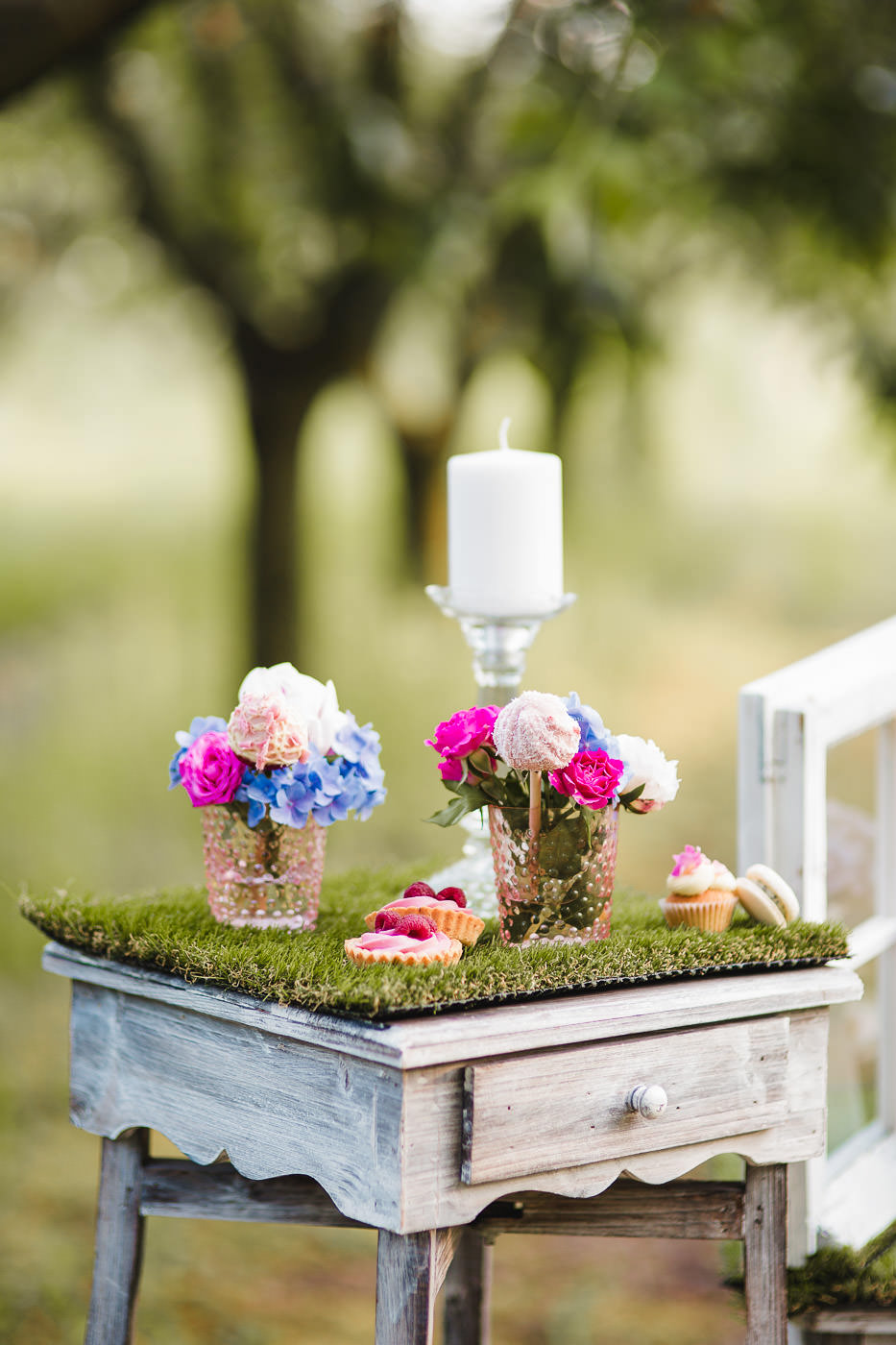 Susan&Sis decor – svadobna vyzdoba, dekorovanie- krasne jarne fotenie v sade – ruzovy candybar, ruze, romanticka vyzdoba