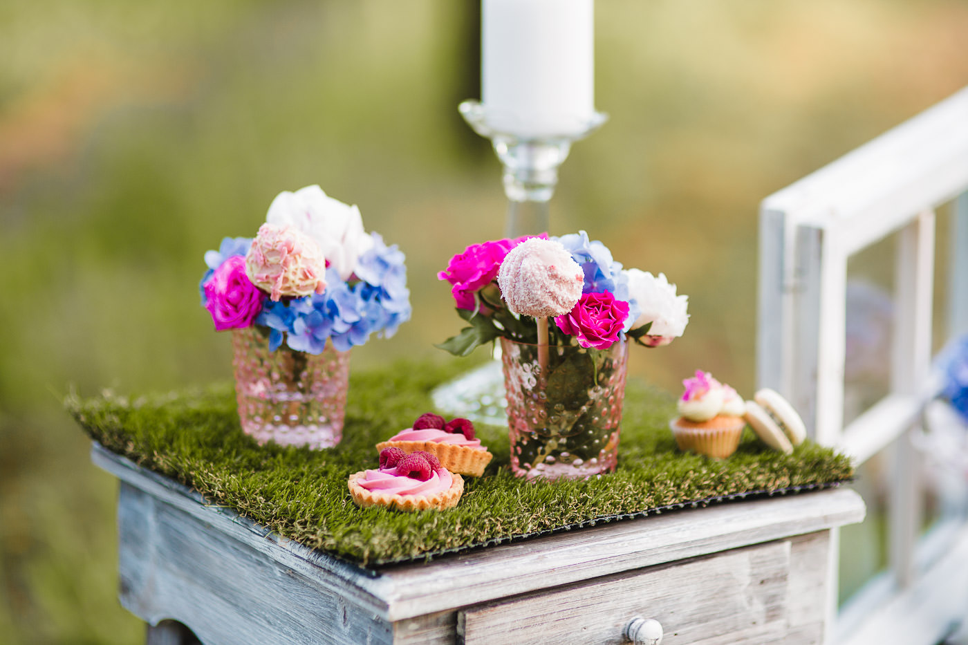 Susan&Sis decor – svadobna vyzdoba, dekorovanie- krasne jarne fotenie v sade – ruzovy candybar, ruze, romanticka vyzdoba