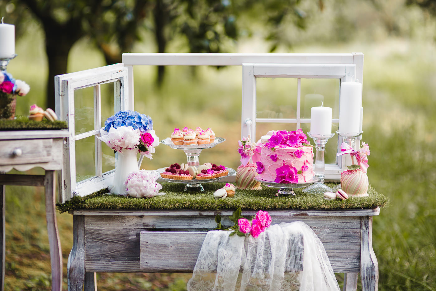 Susan&Sis decor – svadobna vyzdoba, dekorovanie- krasne jarne fotenie v sade – ruzovy candybar, ruze, romanticka vyzdoba