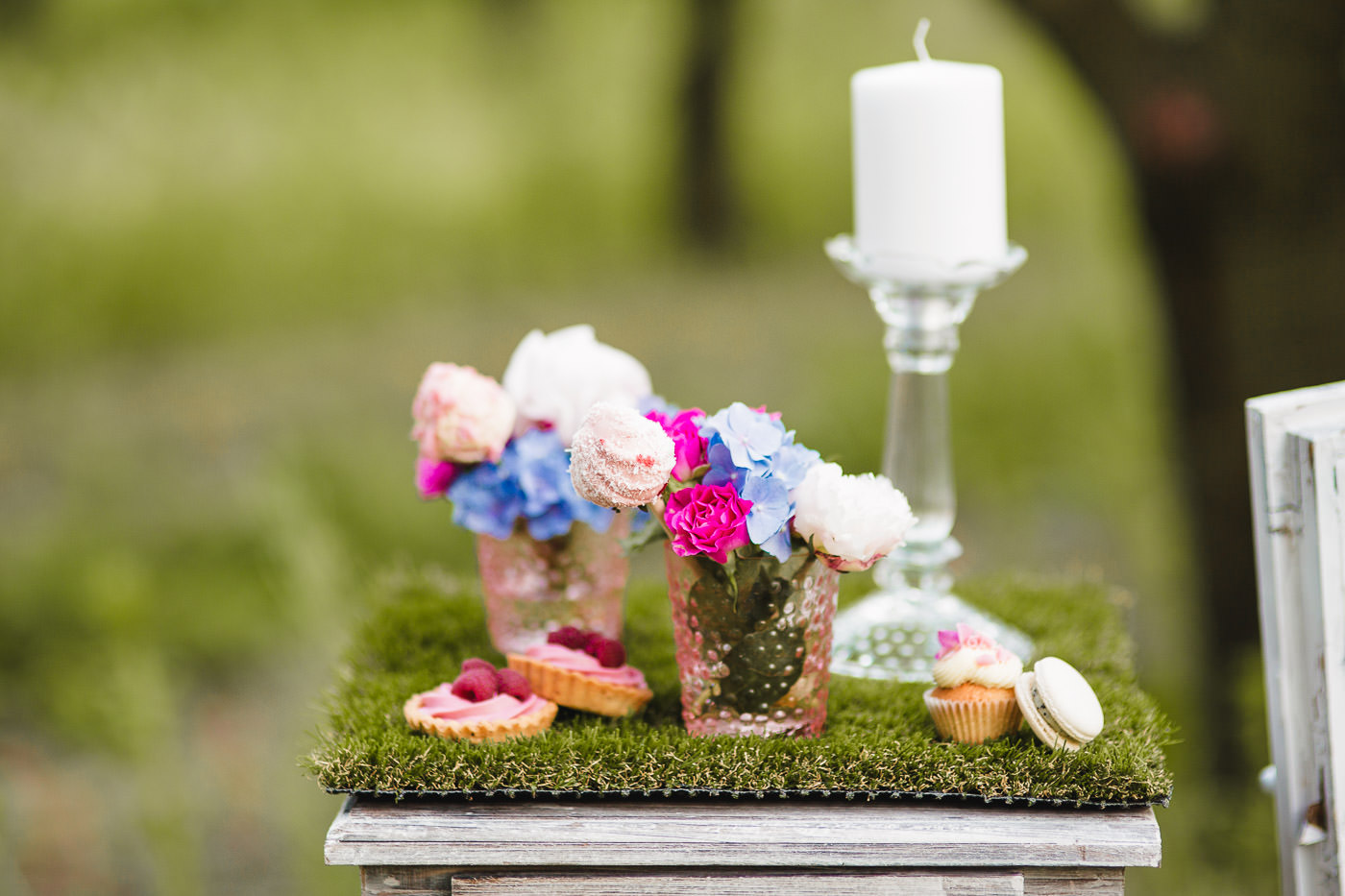 Susan&Sis decor – svadobna vyzdoba, dekorovanie- krasne jarne fotenie v sade – ruzovy candybar, ruze, romanticka vyzdoba