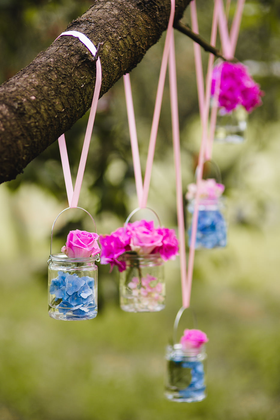 Susan&Sis decor – svadobna vyzdoba, dekorovanie- krasne jarne fotenie v sade – ruzovy candybar, ruze, romanticka vyzdoba