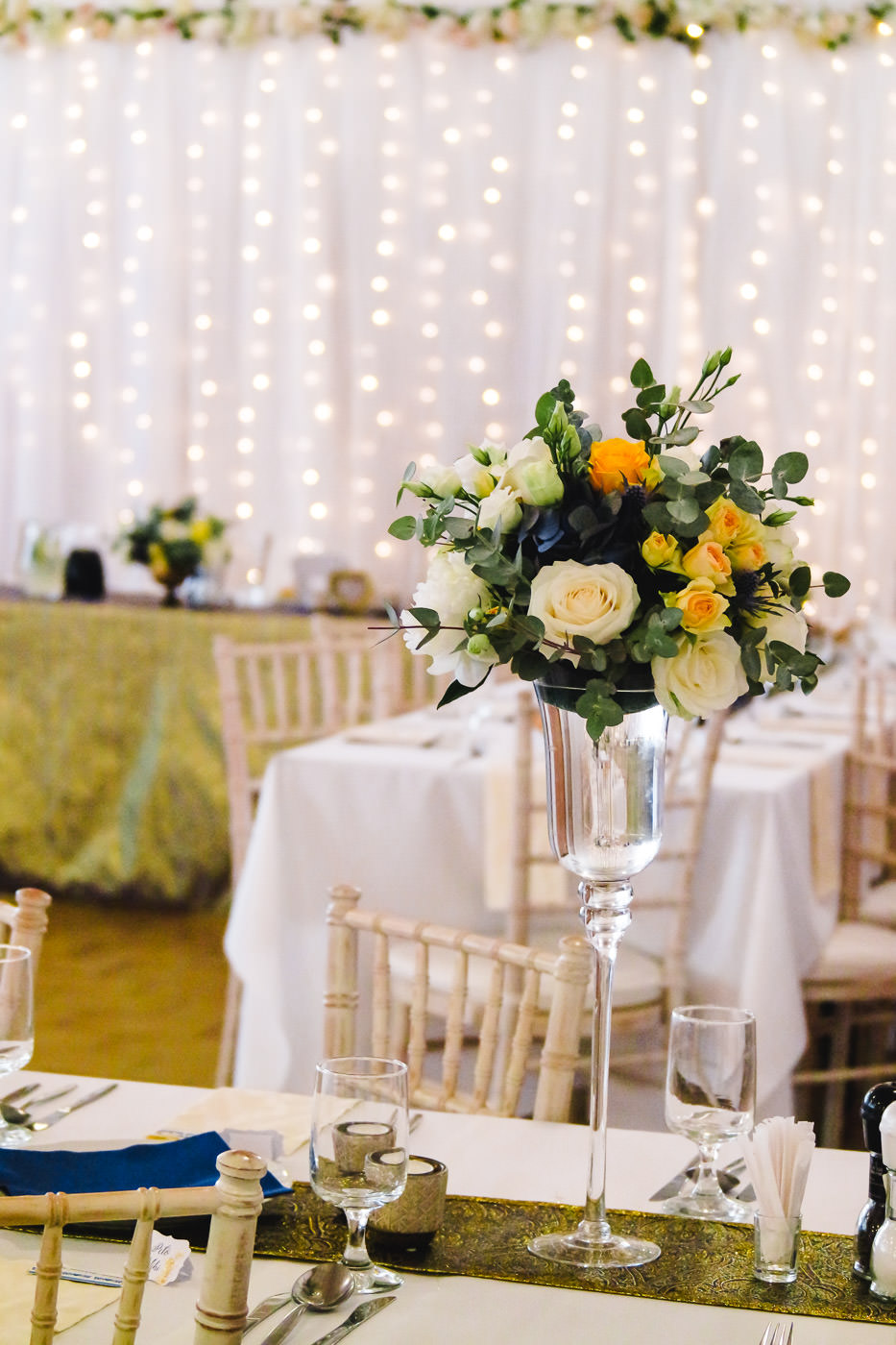 Susan&Sis decor svadobna vyzdoba - dekorovanie- luxusna zlato modra svadba - biele, zlte, modre kvety, zlate obrusy, svadba v bielom stane