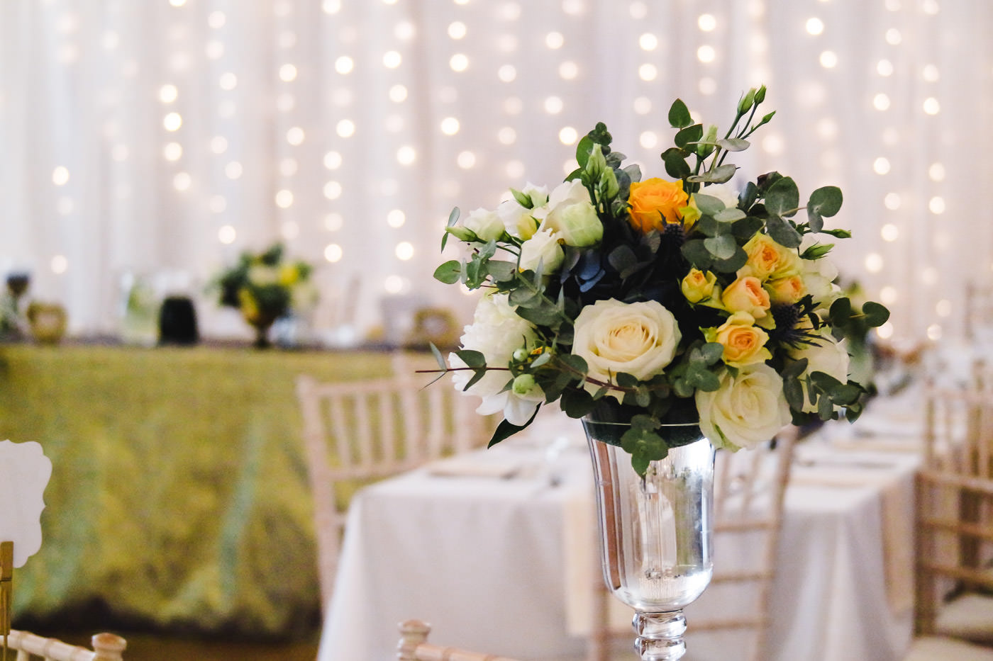 Susan&Sis decor svadobna vyzdoba - dekorovanie- luxusna zlato modra svadba - biele, zlte, modre kvety, zlate obrusy, svadba v bielom stane