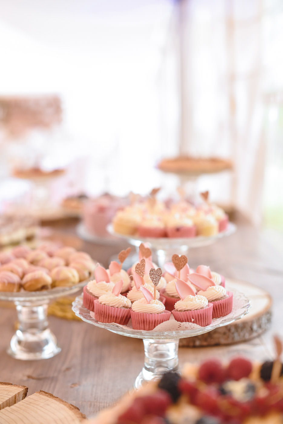 Susan&Sis decor – svadobna vyzdoba, dekorovanie- svadba v bielom stane- ruzova jemna vyzdoba, ruze, vela kvetov, ruzove stuhy, ruzovy svadobny candy bar, cukriky, lizatka, cup cakes