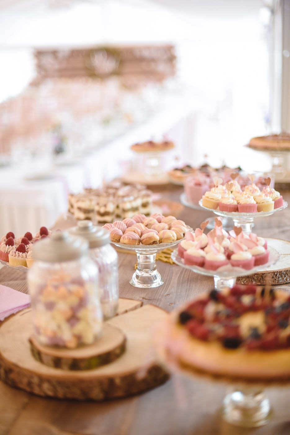 Susan&Sis decor – svadobna vyzdoba, dekorovanie- svadba v bielom stane- ruzova jemna vyzdoba, ruze, vela kvetov, ruzove stuhy, ruzovy svadobny candy bar, cukriky, lizatka, cup cakes