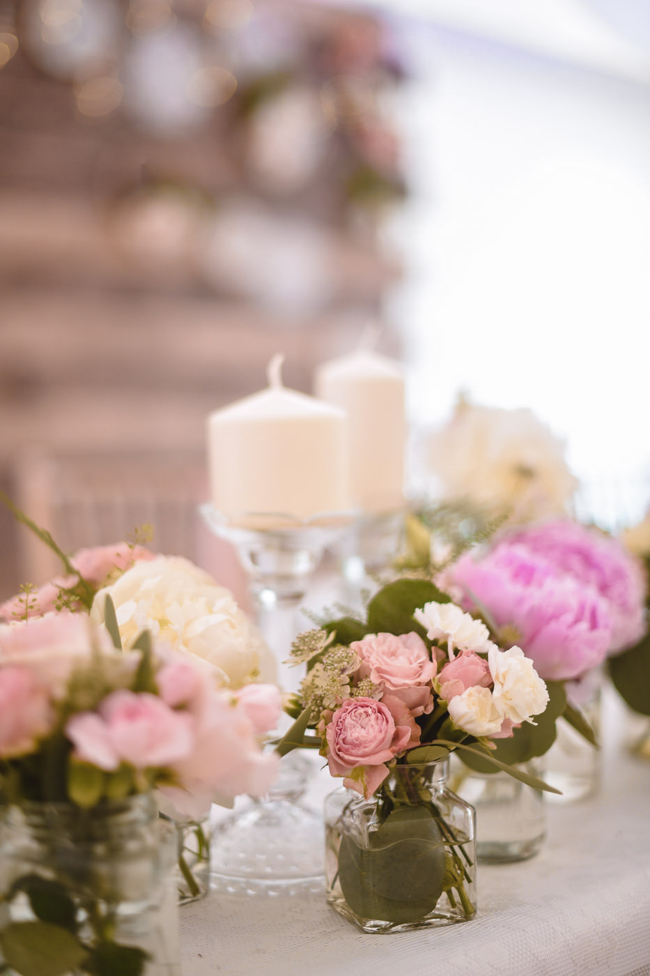Susan&Sis decor – svadobna vyzdoba, dekorovanie- svadba v bielom stane- ruzova jemna vyzdoba, ruze, vela kvetov, ruzove stuhy