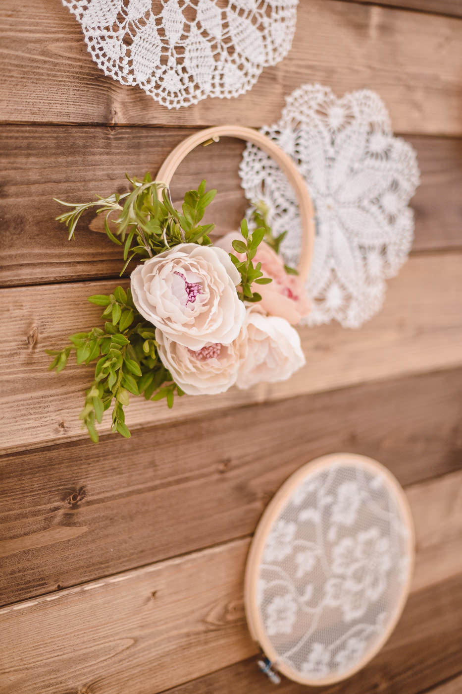 Susan&Sis decor – svadobna vyzdoba, dekorovanie- svadba v bielom stane- ruzova jemna vyzdoba, ruze, vela kvetov, ruzove stuhy