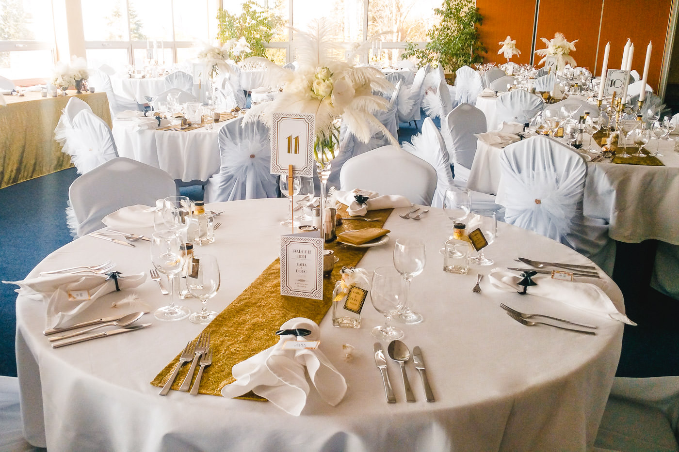 Susan&Sis decor – svadobna vyzdoba, dekorovanie- svadba na styl Great Gatsby – Velky Gatsby- biela jemna vyzdoba s pierkami, biele ruze, vela kvetov, stylova svadba