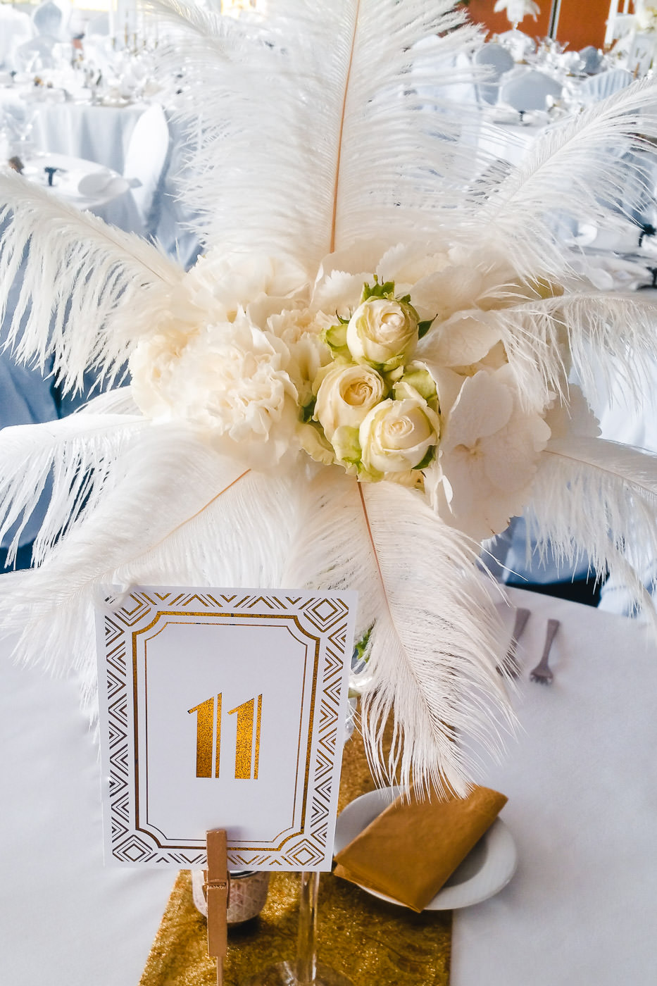 Susan&Sis decor – svadobna vyzdoba, dekorovanie- svadba na styl Great Gatsby – Velky Gatsby- biela jemna vyzdoba s pierkami, biele ruze, vela kvetov, stylova svadba