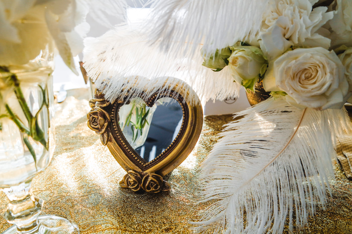 Susan&Sis decor – svadobna vyzdoba, dekorovanie- svadba na styl Great Gatsby – Velky Gatsby- biela jemna vyzdoba s pierkami, biele ruze, vela kvetov, stylova svadba
