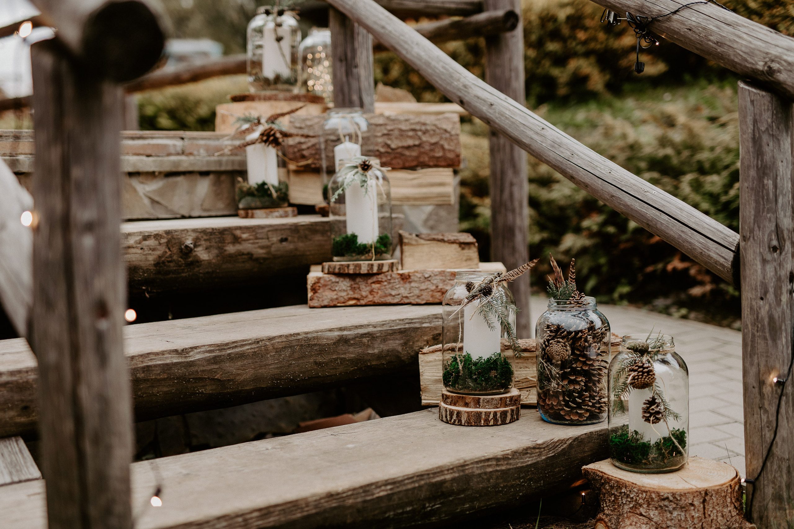 Susan&Sis decor – rozpravkova lesna svadba – blog o prirodnej svadbe – svadba MEMO photo agency – Eri a Matt – nahe prestieranie stola, ihlicie a sisky