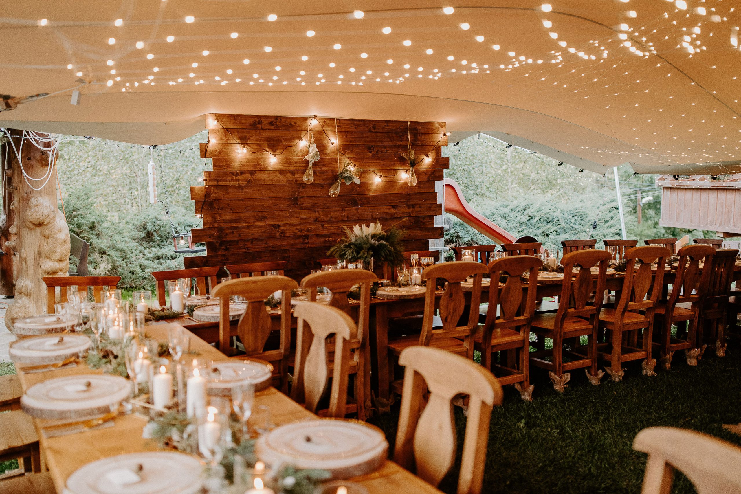Susan&Sis decor – rozpravkova lesna svadba – blog o prirodnej svadbe – svadba MEMO photo agency – Eri a Matt – nahe prestieranie stola, ihlicie a sisky, svetelny strop