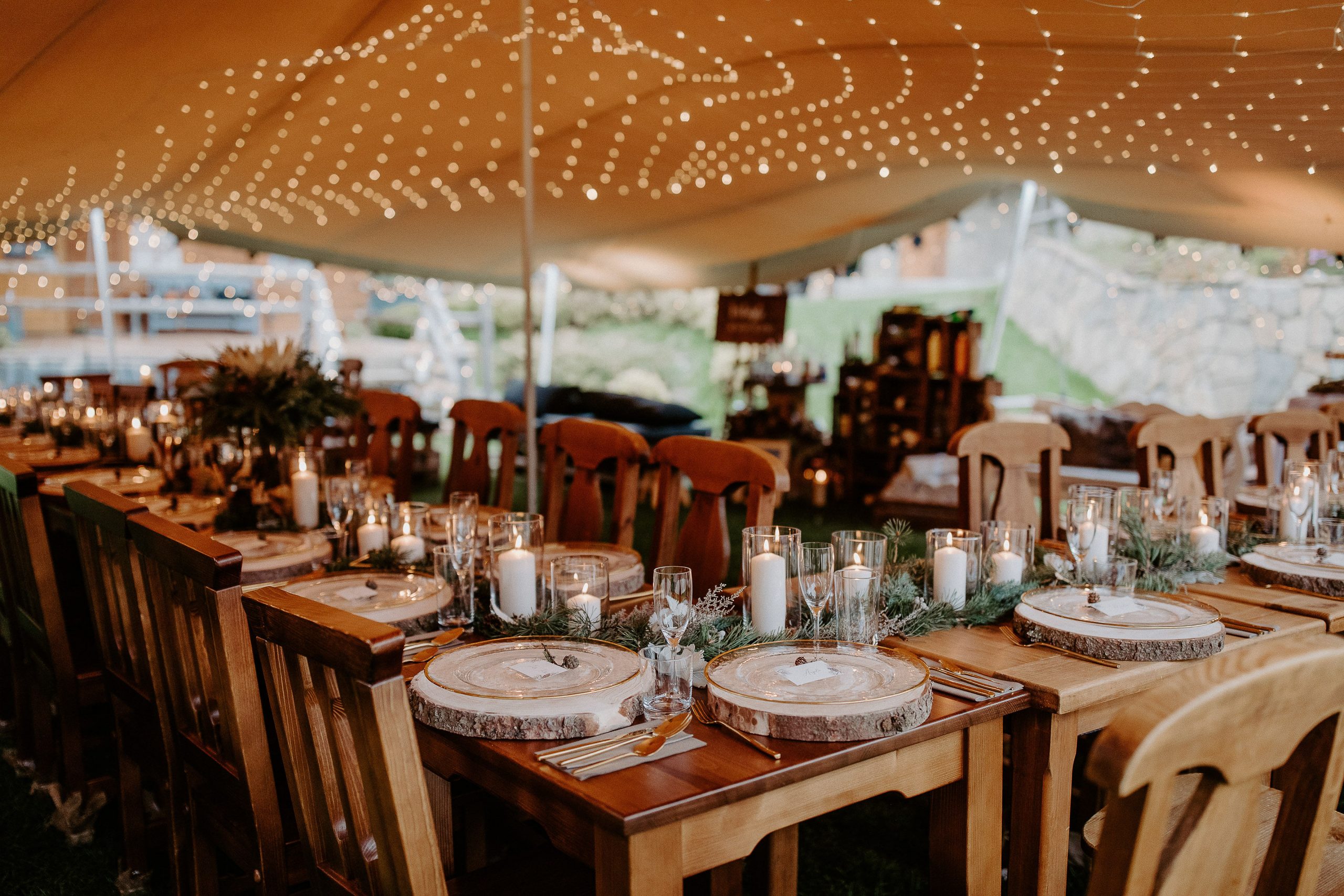 Susan&Sis decor – rozpravkova lesna svadba – blog o prirodnej svadbe – svadba MEMO photo agency – Eri a Matt – nahe prestieranie stola, ihlicie a sisky, svetelny strop