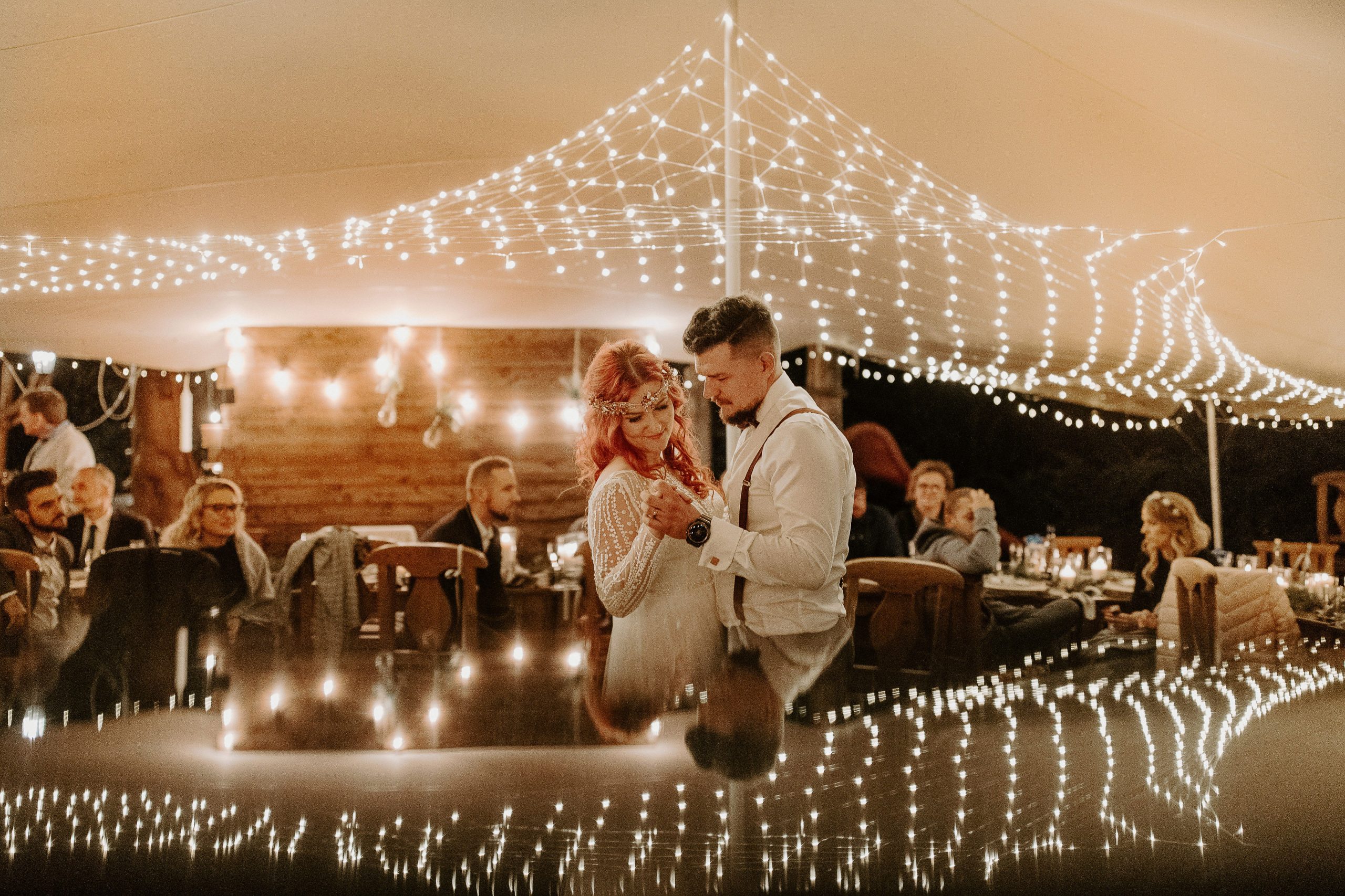 Susan&Sis decor – rozpravkova lesna svadba – blog o prirodnej svadbe – svadba MEMO photo agency – Eri a Matt – nahe prestieranie stola, ihlicie a sisky, svetielka,