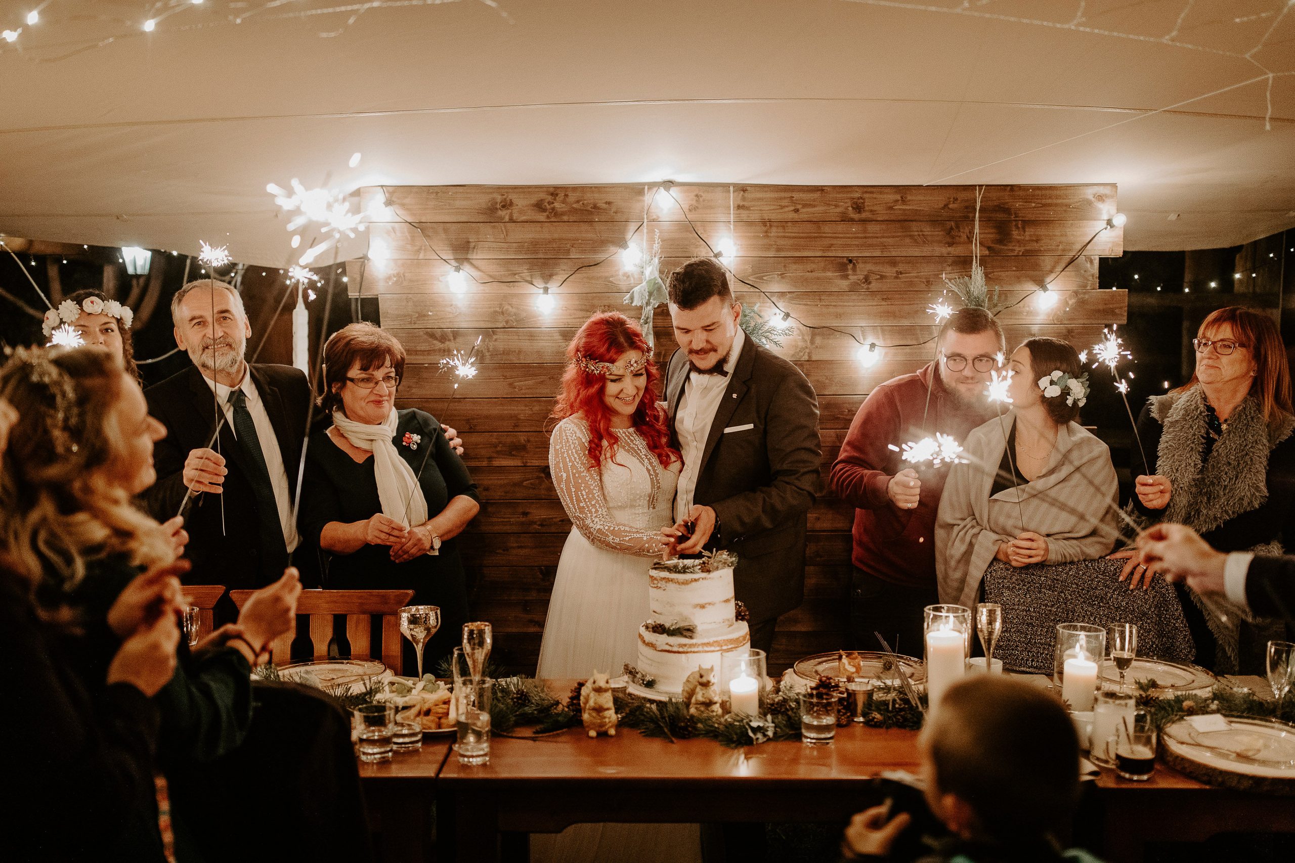 Susan&Sis decor – rozpravkova lesna svadba – blog o prirodnej svadbe – svadba MEMO photo agency – Eri a Matt – nahe prestieranie stola, ihlicie a sisky, svetielka, krajanie torty