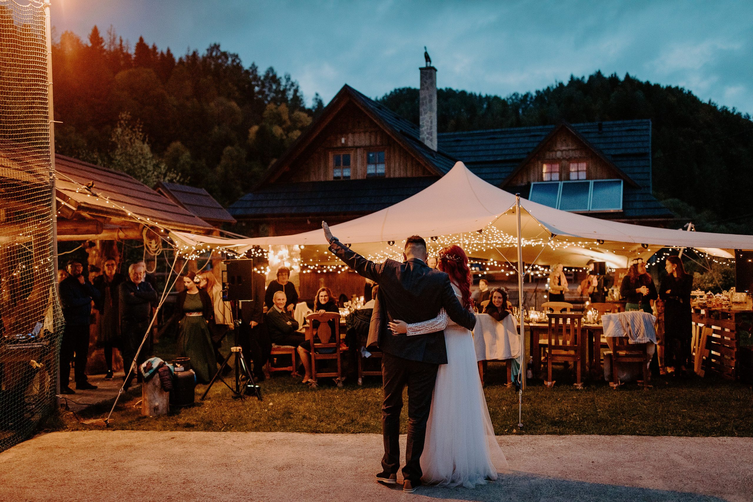 Susan&Sis decor – rozpravkova lesna svadba – blog o prirodnej svadbe – svadba MEMO photo agency – Eri a Matt – nahe prestieranie stola, ihlicie a sisky, svetielka,